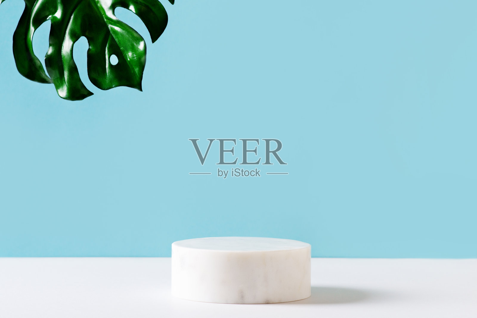 蓝色化妆品背景与白色石头空空间照片摄影图片