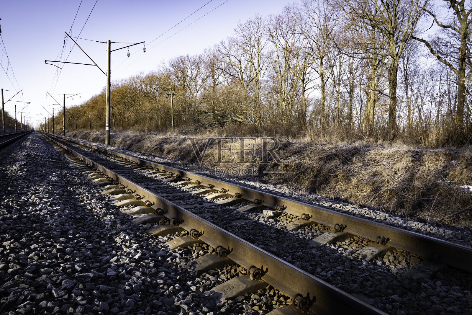 铁轨和树上的第一场雪照片摄影图片