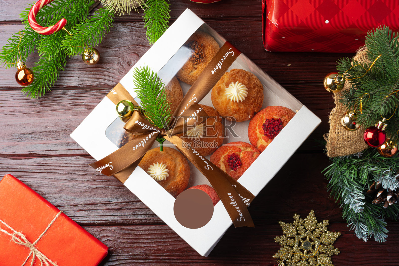 圣诞甜点舒饼在木制背景的盒子照片摄影图片