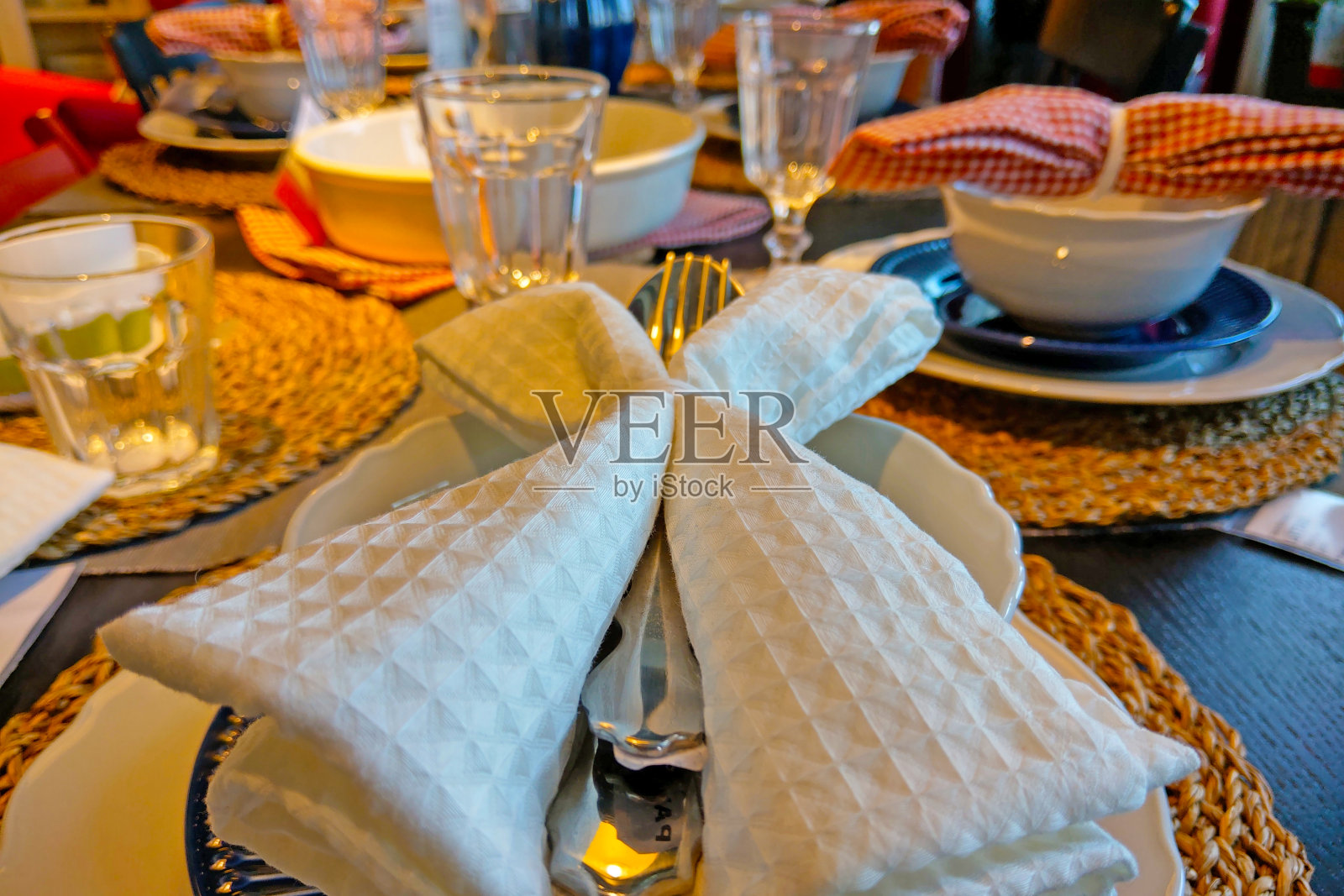 为节日布置餐桌的景象。照片摄影图片