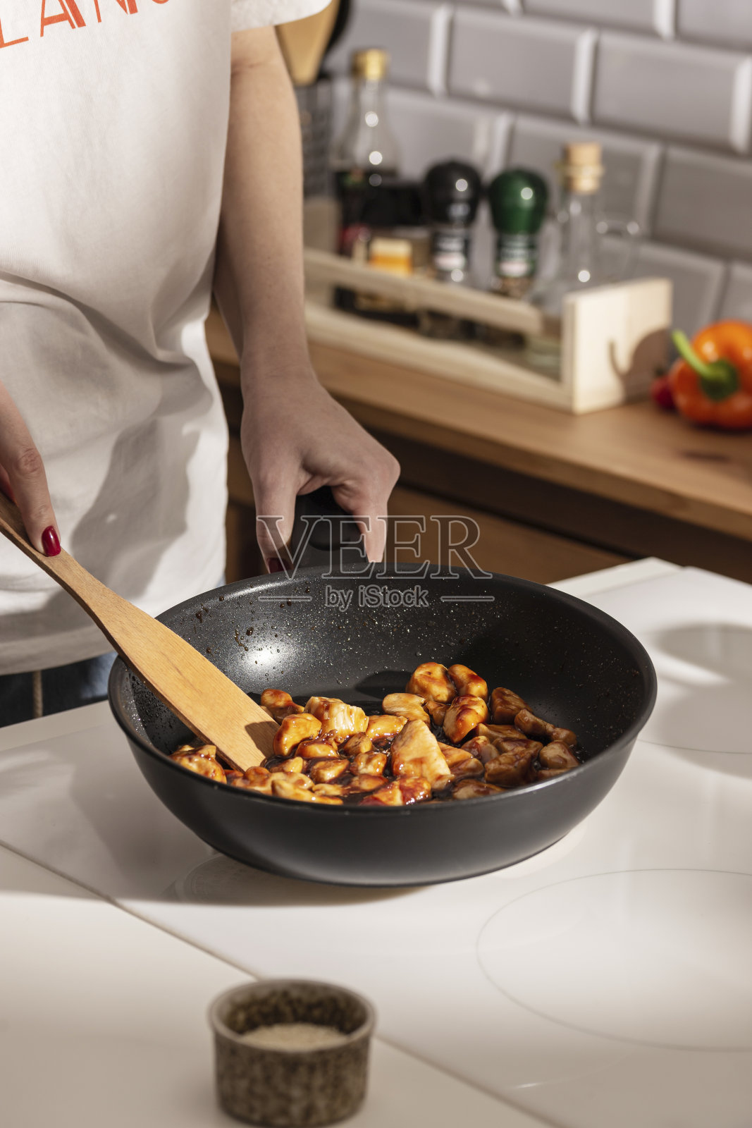 在平底锅上炸红烧鸡照片摄影图片