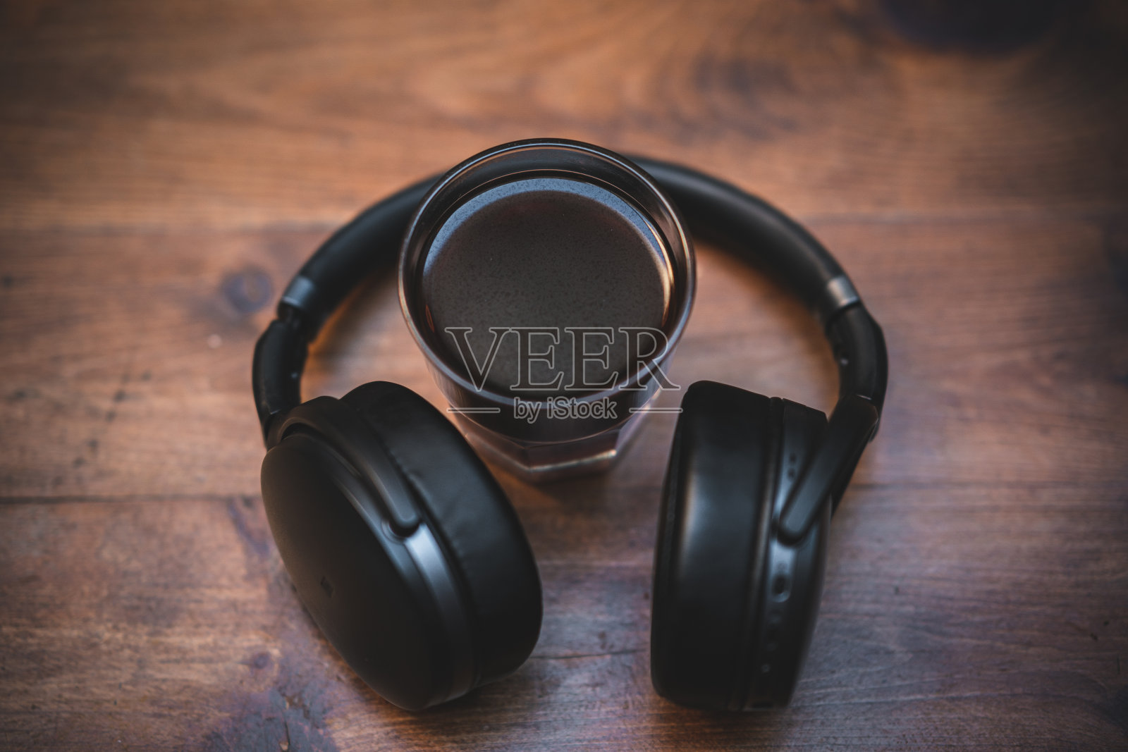 耳机和一杯咖啡照片摄影图片