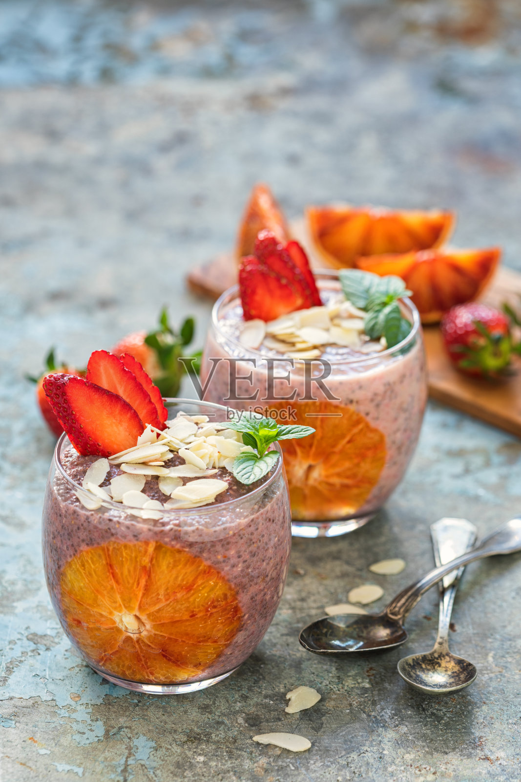 早餐是带有新鲜草莓和血橙的奇亚籽布丁照片摄影图片