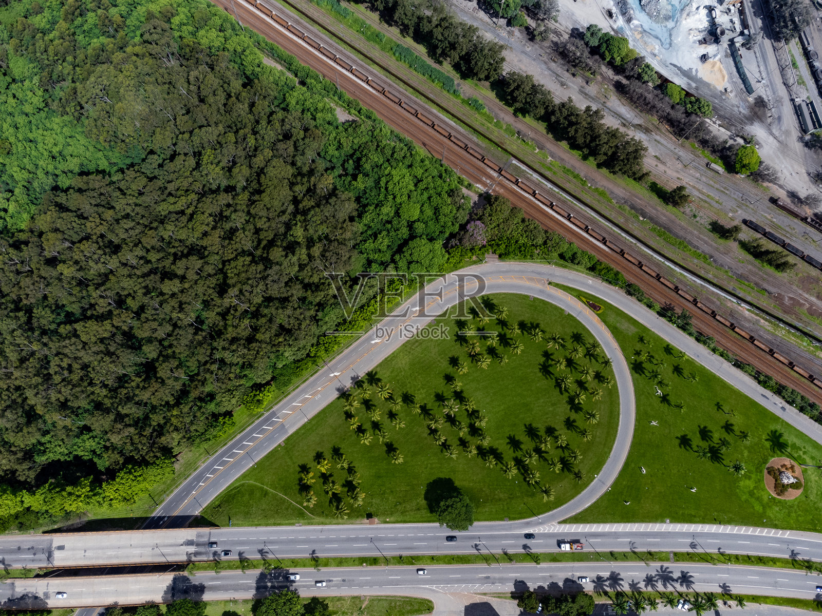 城市里的钢铁冶金照片摄影图片