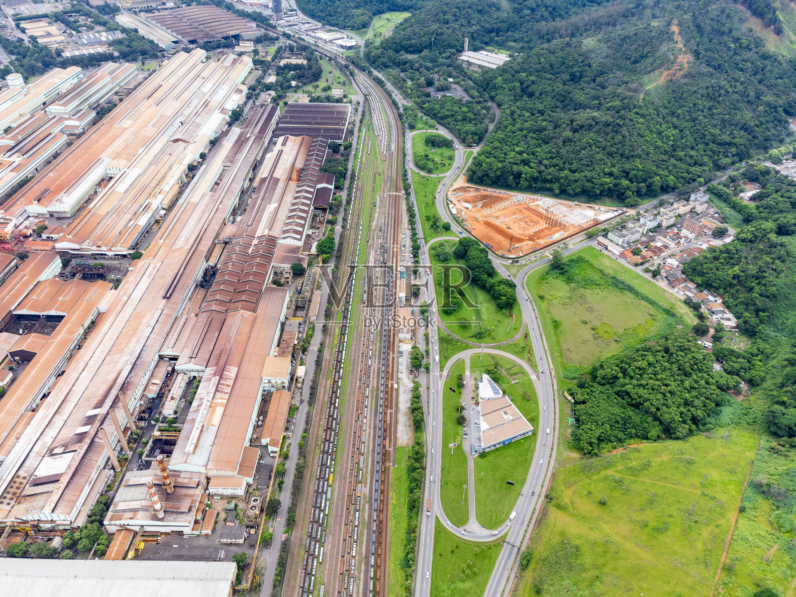 城市里的钢铁冶金照片摄影图片