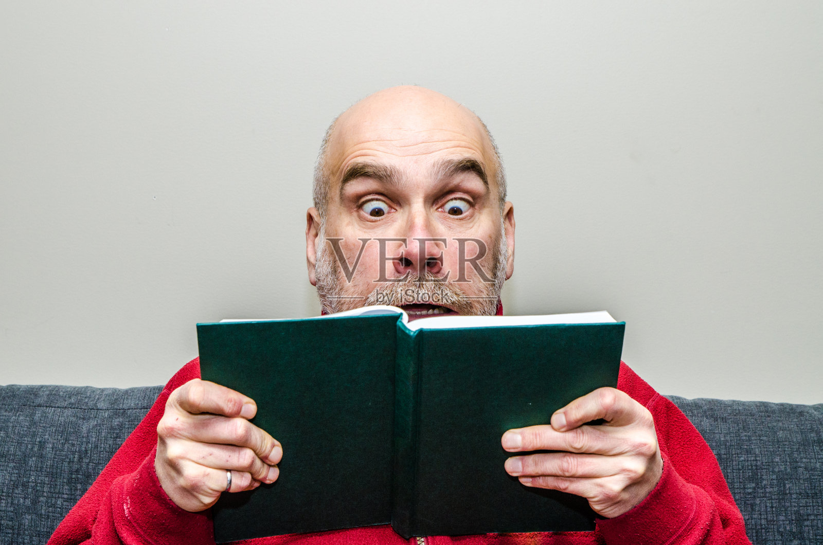 男人阅读书籍特写照片摄影图片