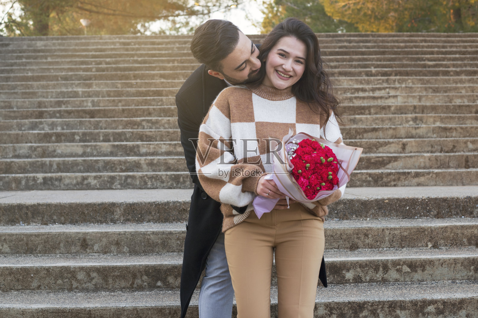浪漫的男人送花给他的女朋友。情人节的概念。照片摄影图片