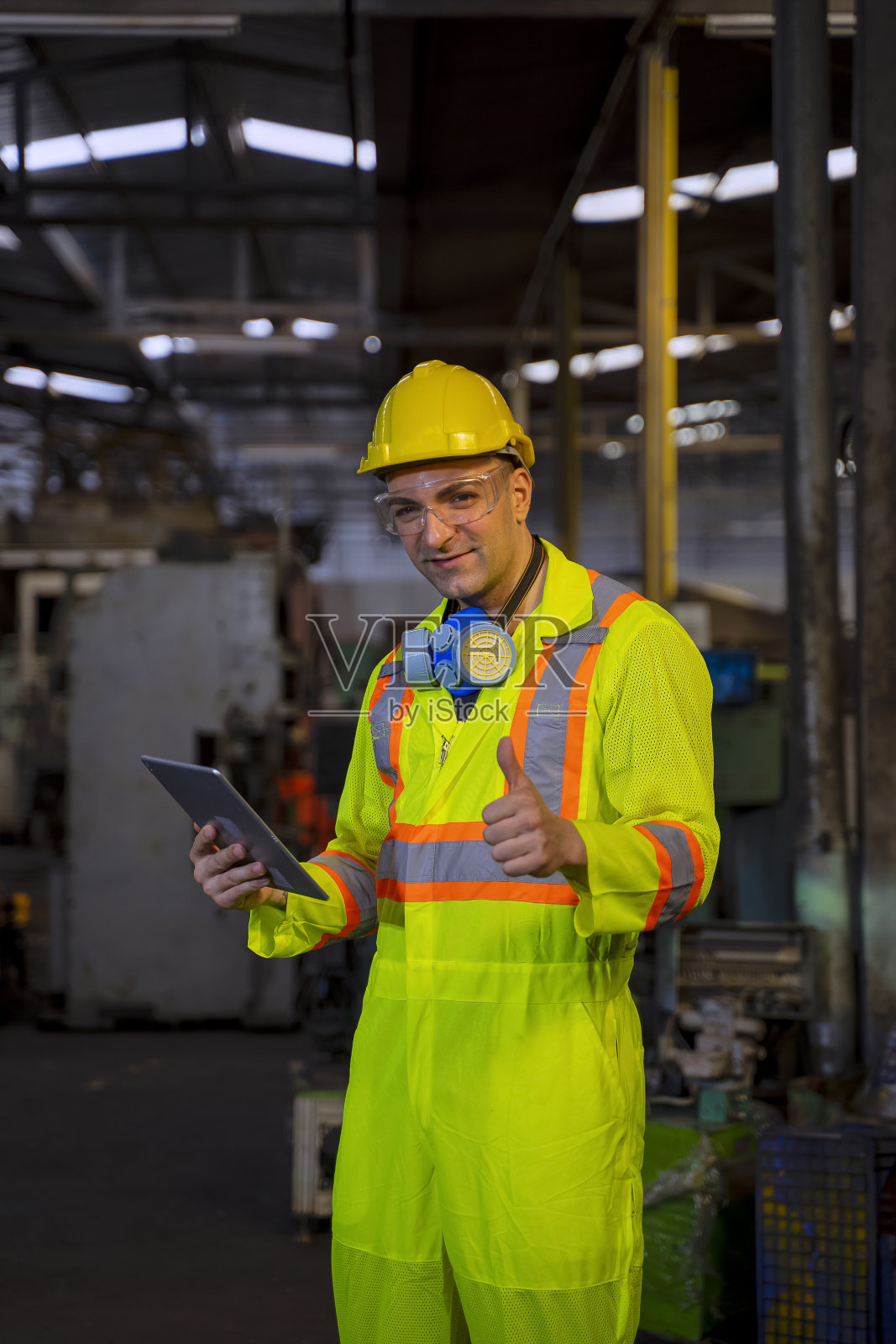 工厂里的蓝领工人。照片摄影图片