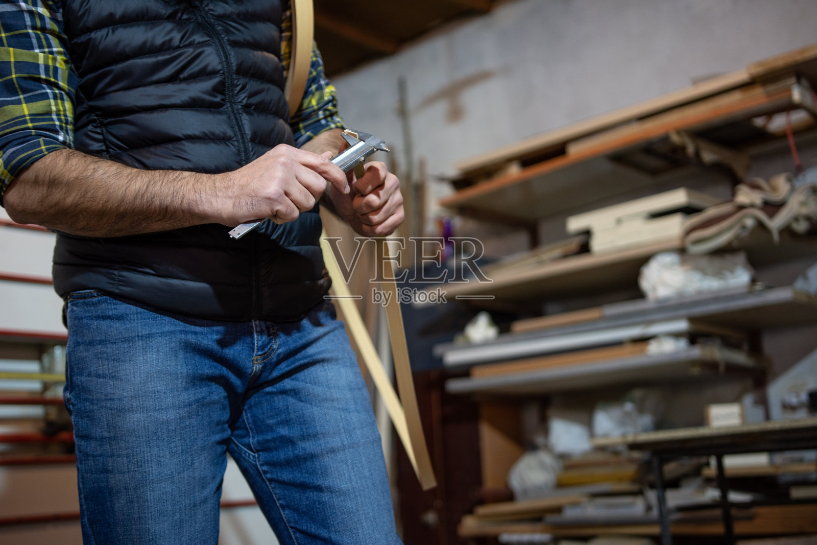 无法辨认的木匠在胶合板上工作照片摄影图片