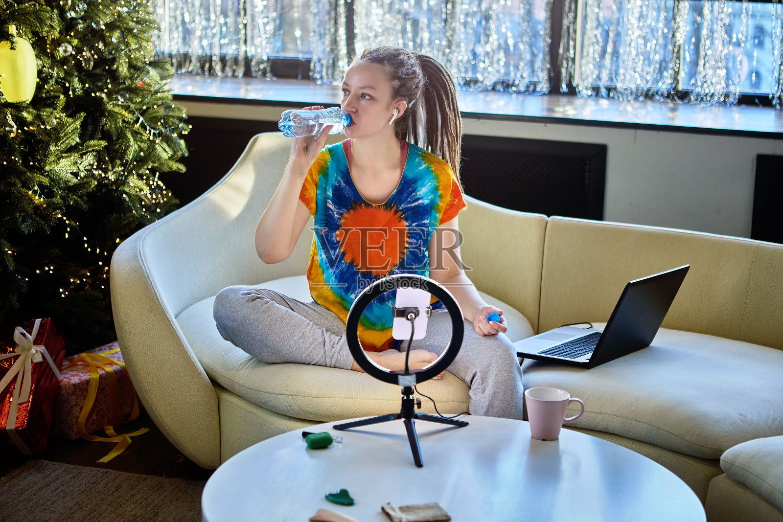 现场直播使用方便和戒指灯由妇女在室内。照片摄影图片