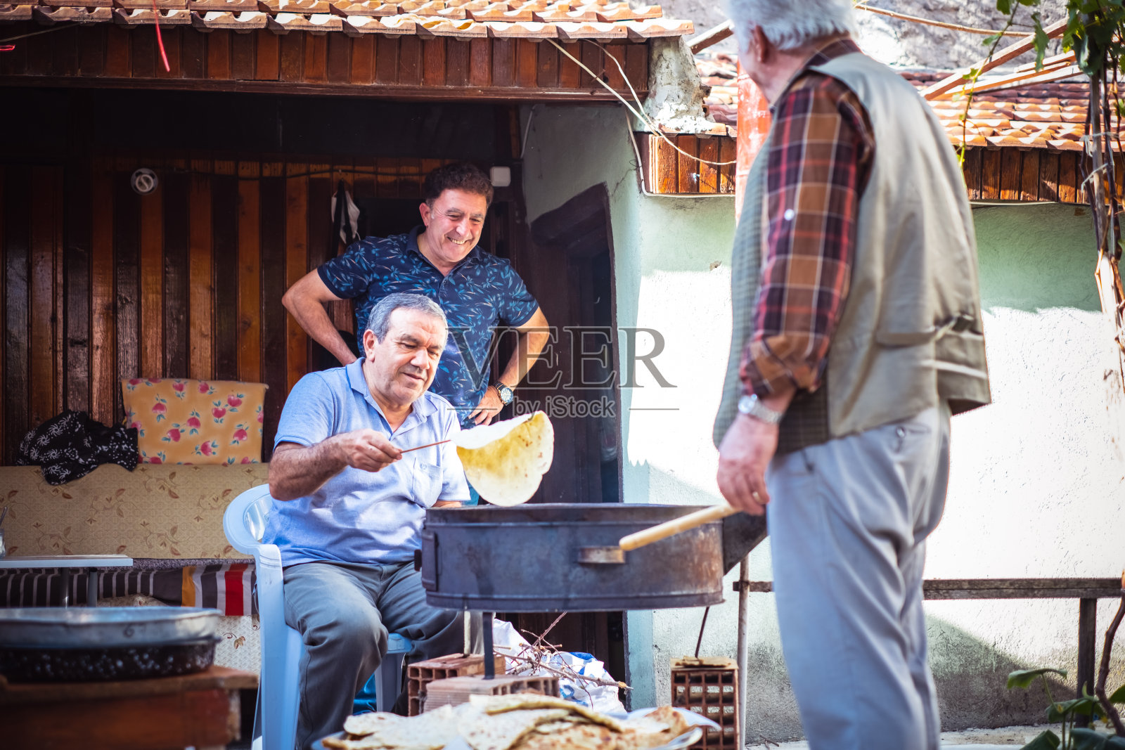 土耳其家庭在后院烘焙面团照片摄影图片