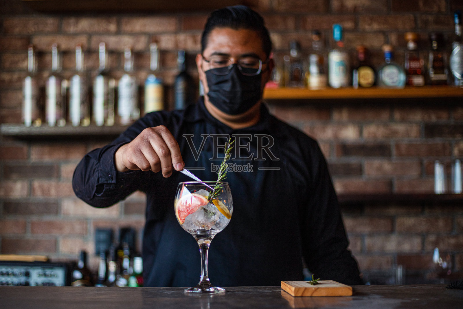 调酒师在准备鸡尾酒照片摄影图片