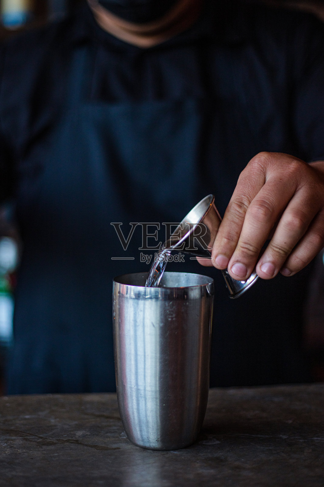 调酒师在吧台准备鸡尾酒的手照片摄影图片