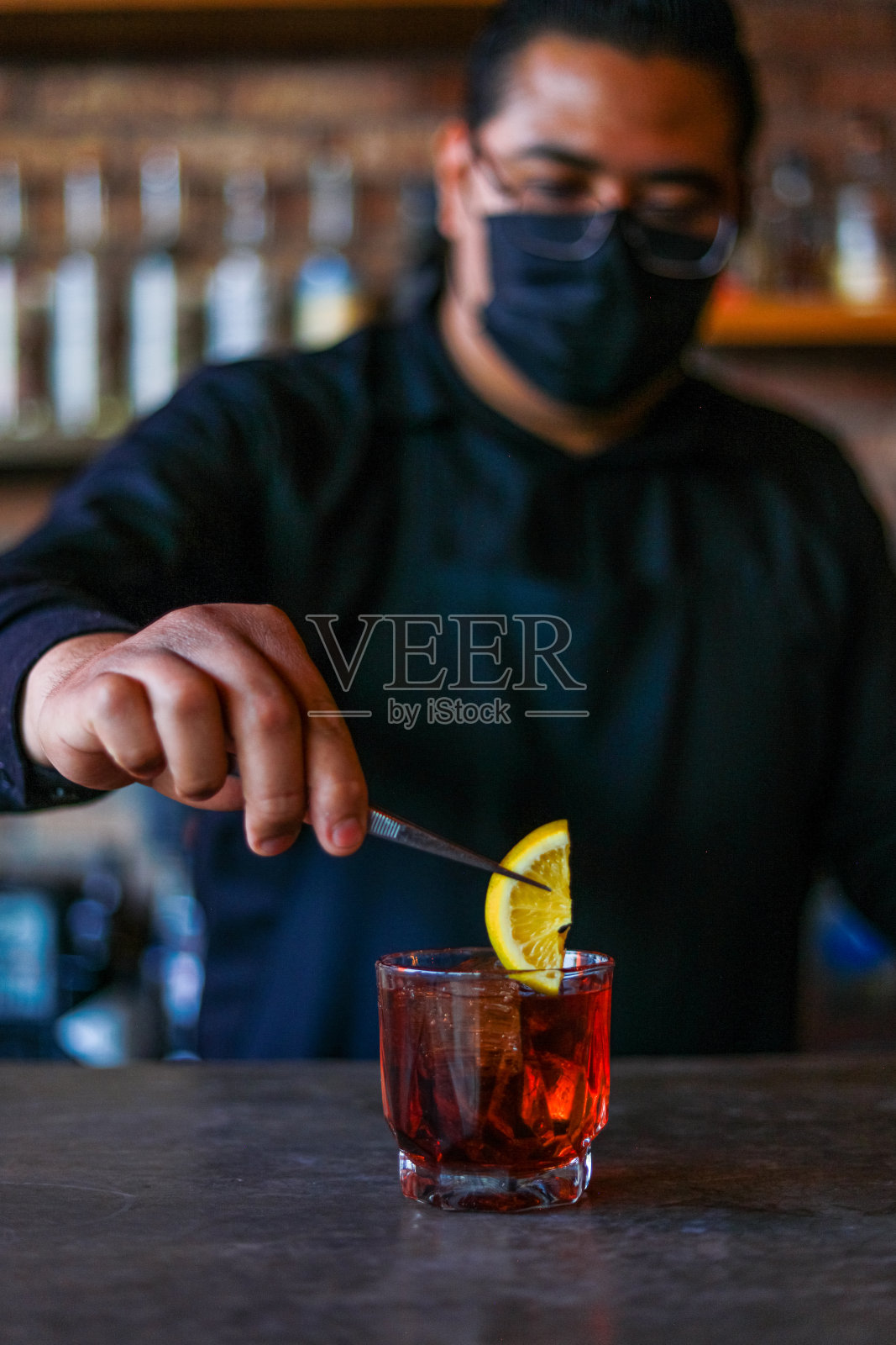 酒保在吧台准备鸡尾酒照片摄影图片