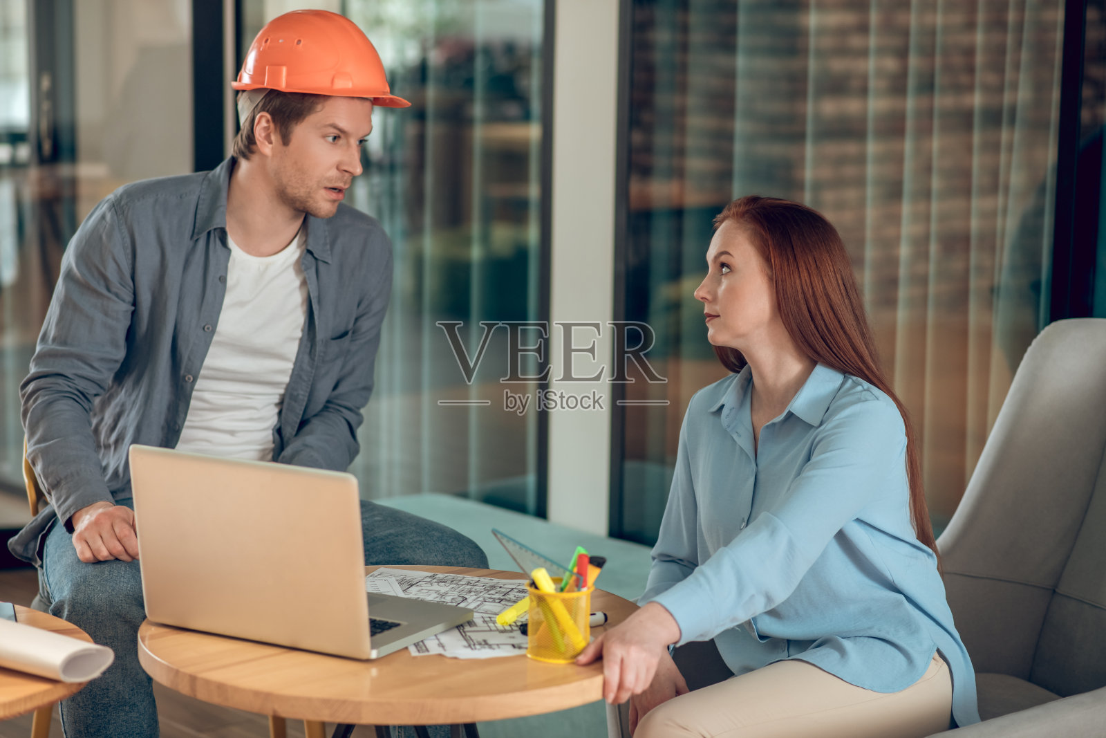 男人和女人看着对方讨论项目照片摄影图片