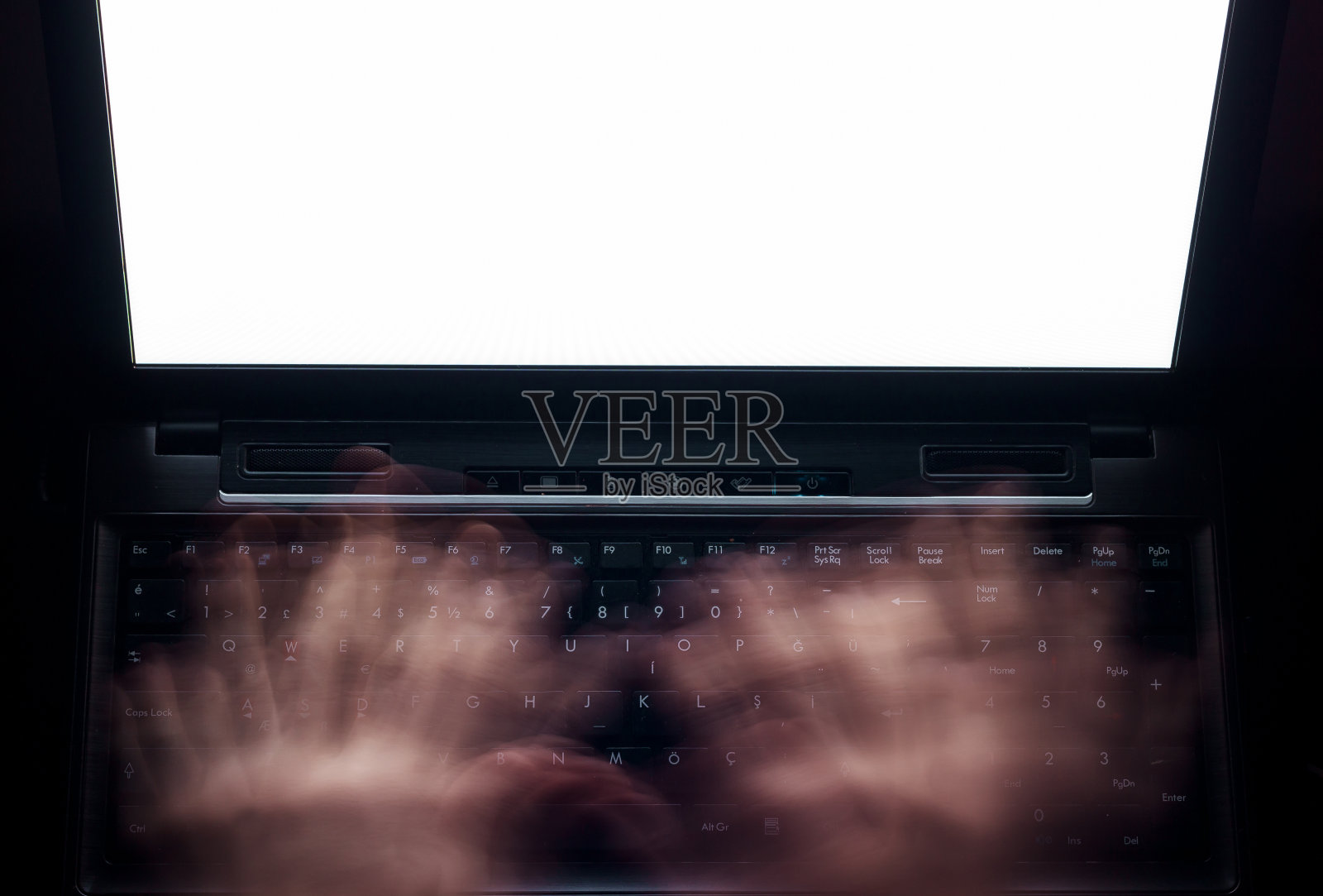 模拟图像的一个人使用笔记本电脑的空白屏幕在黑暗中。照片摄影图片