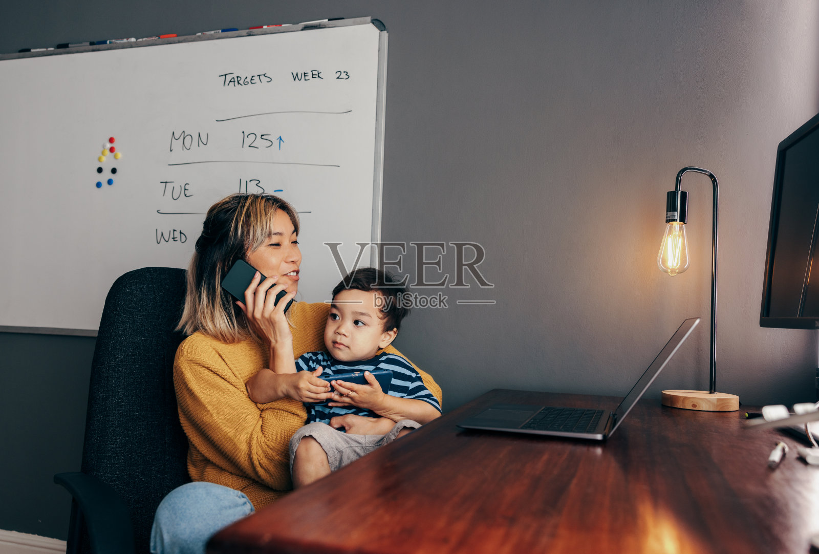 一个孩子的母亲在她的家庭办公室工作照片摄影图片