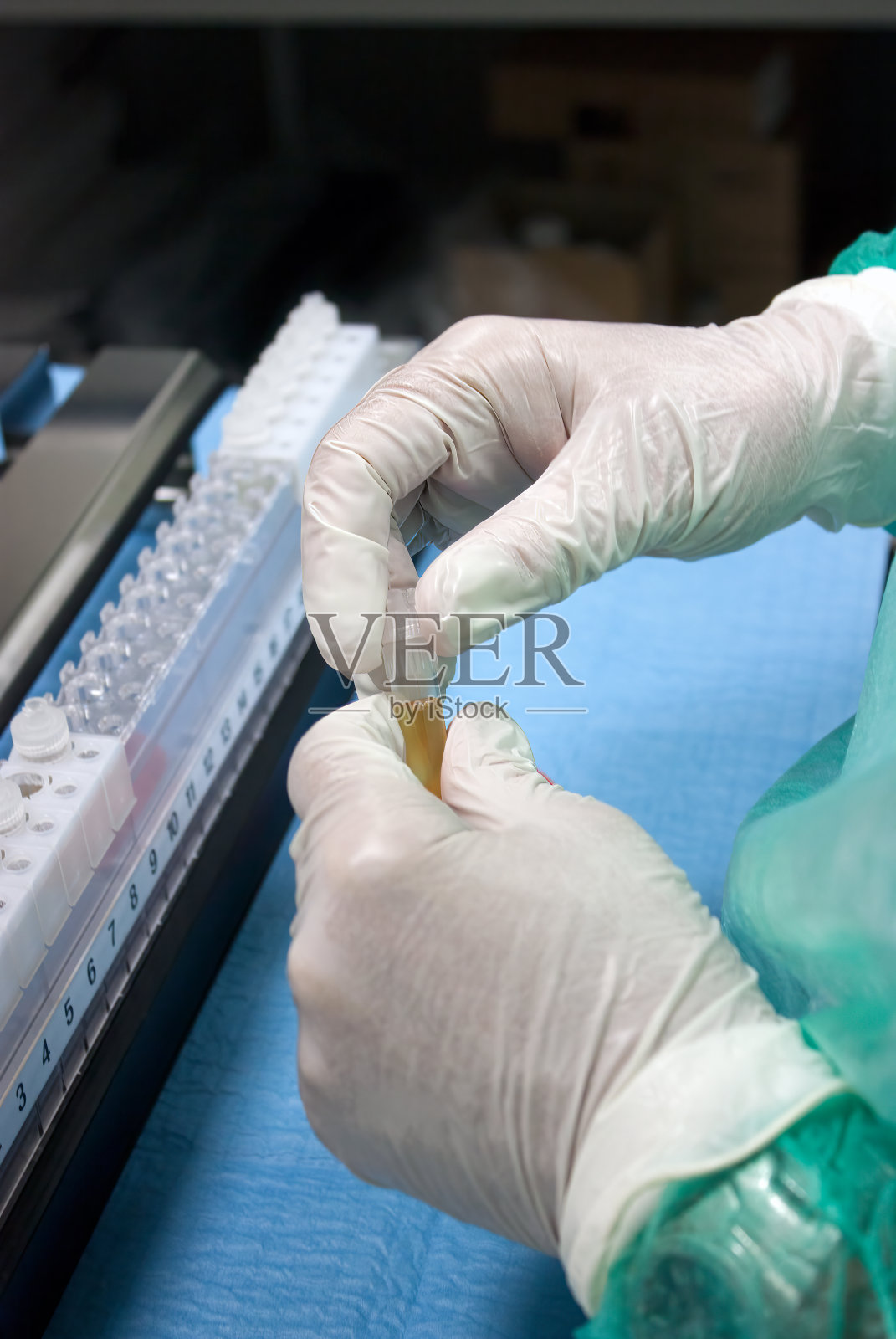 准备用于医学实验室分析的试管架照片摄影图片