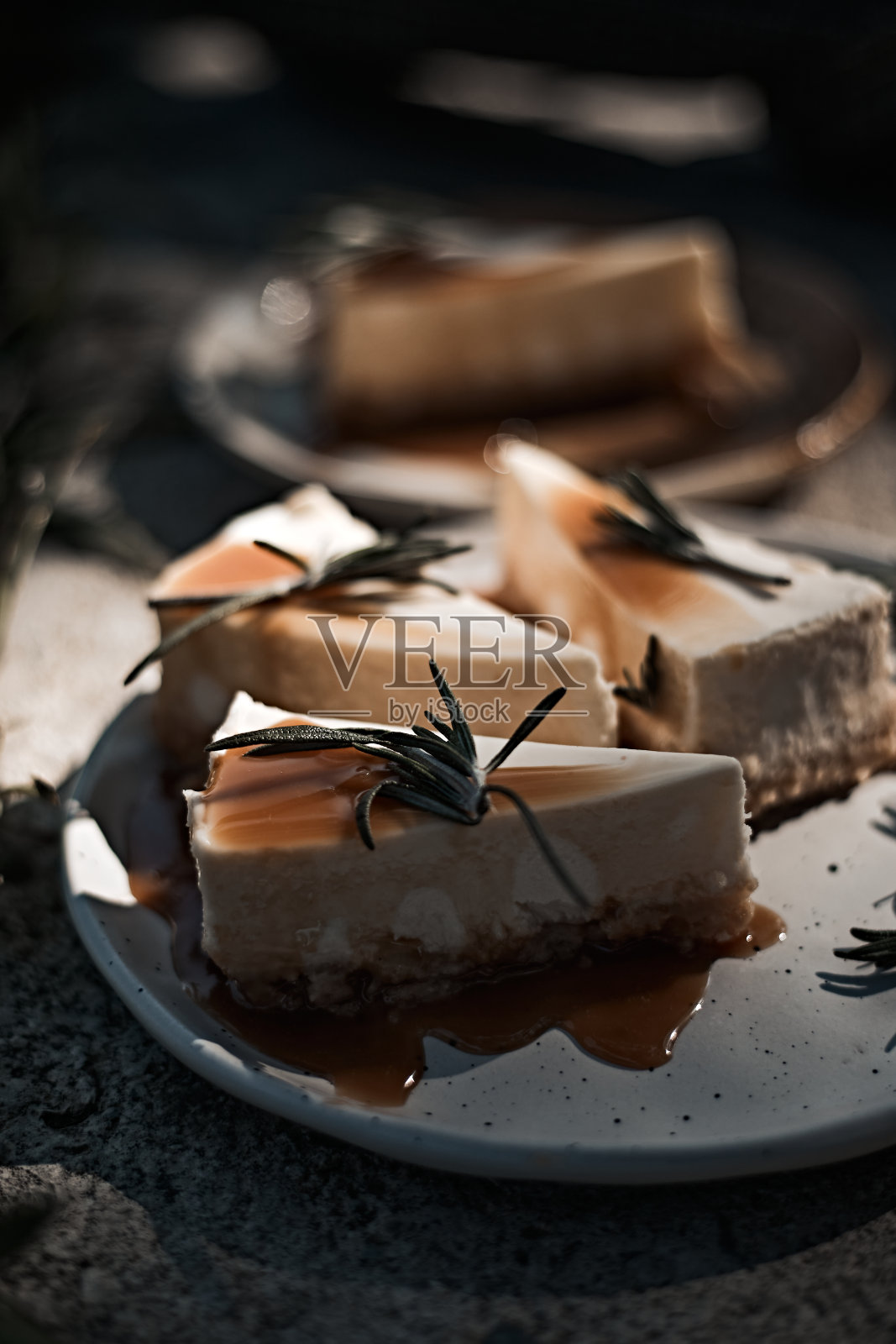 芝士蛋糕片配焦糖酱照片摄影图片