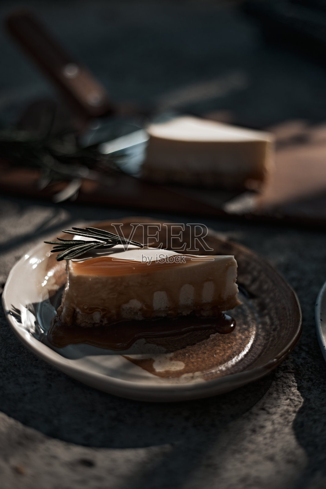 芝士蛋糕片配焦糖酱照片摄影图片