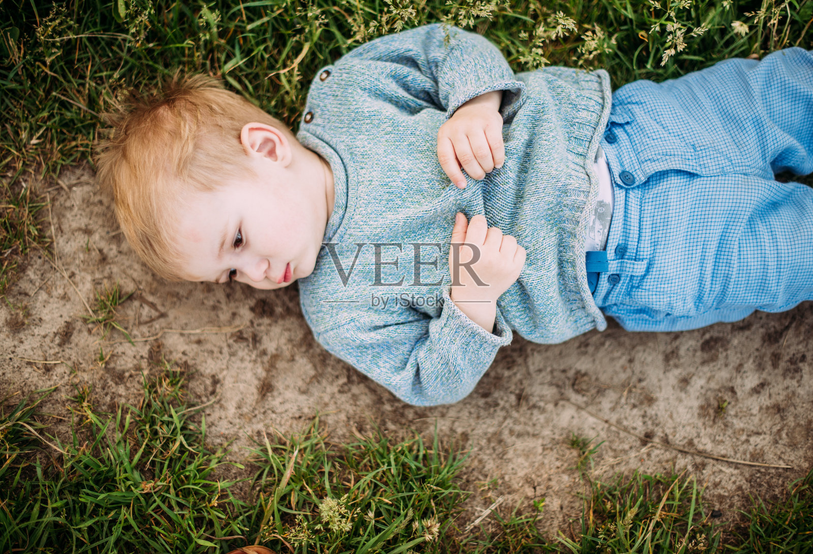 可爱帅气的小男孩1-2岁，在夏天探索大自然，玩得很开心照片摄影图片