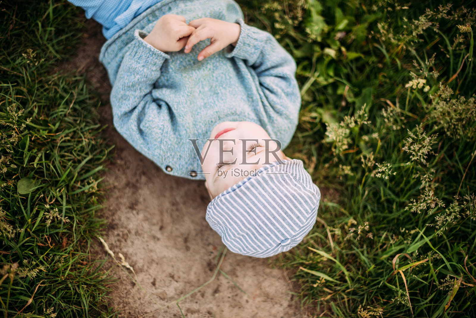 可爱帅气的小男孩1-2岁，在夏天探索大自然，玩得很开心照片摄影图片