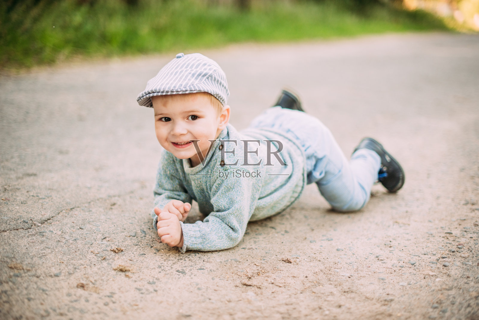 可爱帅气的小男孩1-2岁，在夏天探索大自然，玩得很开心照片摄影图片