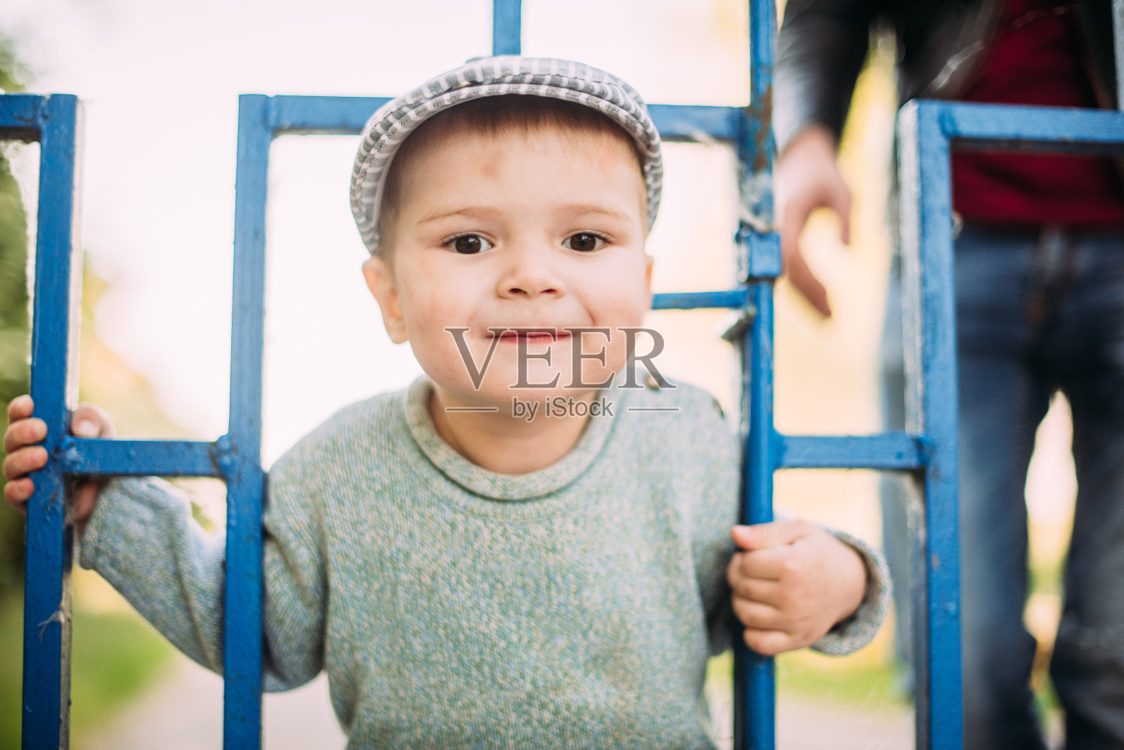 可爱帅气的小男孩1-2岁，在夏天探索大自然，玩得很开心照片摄影图片