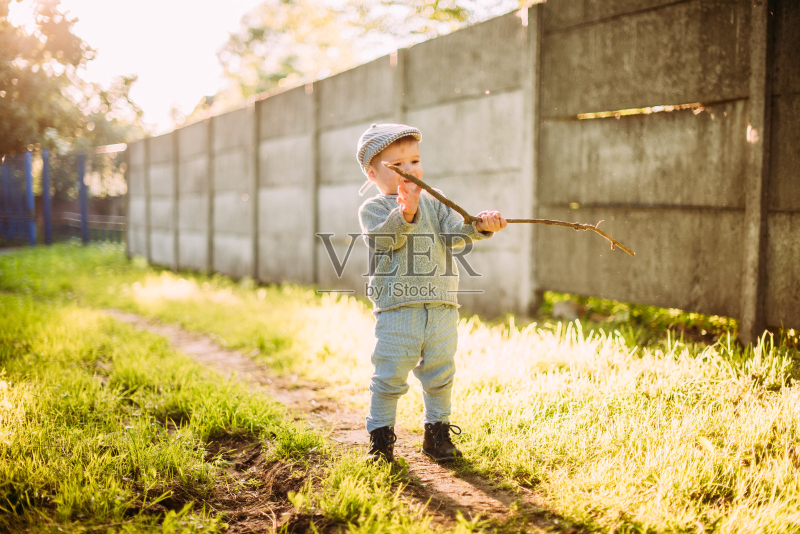 可爱帅气的小男孩1-2岁，在夏天探索大自然，玩得很开心照片摄影图片