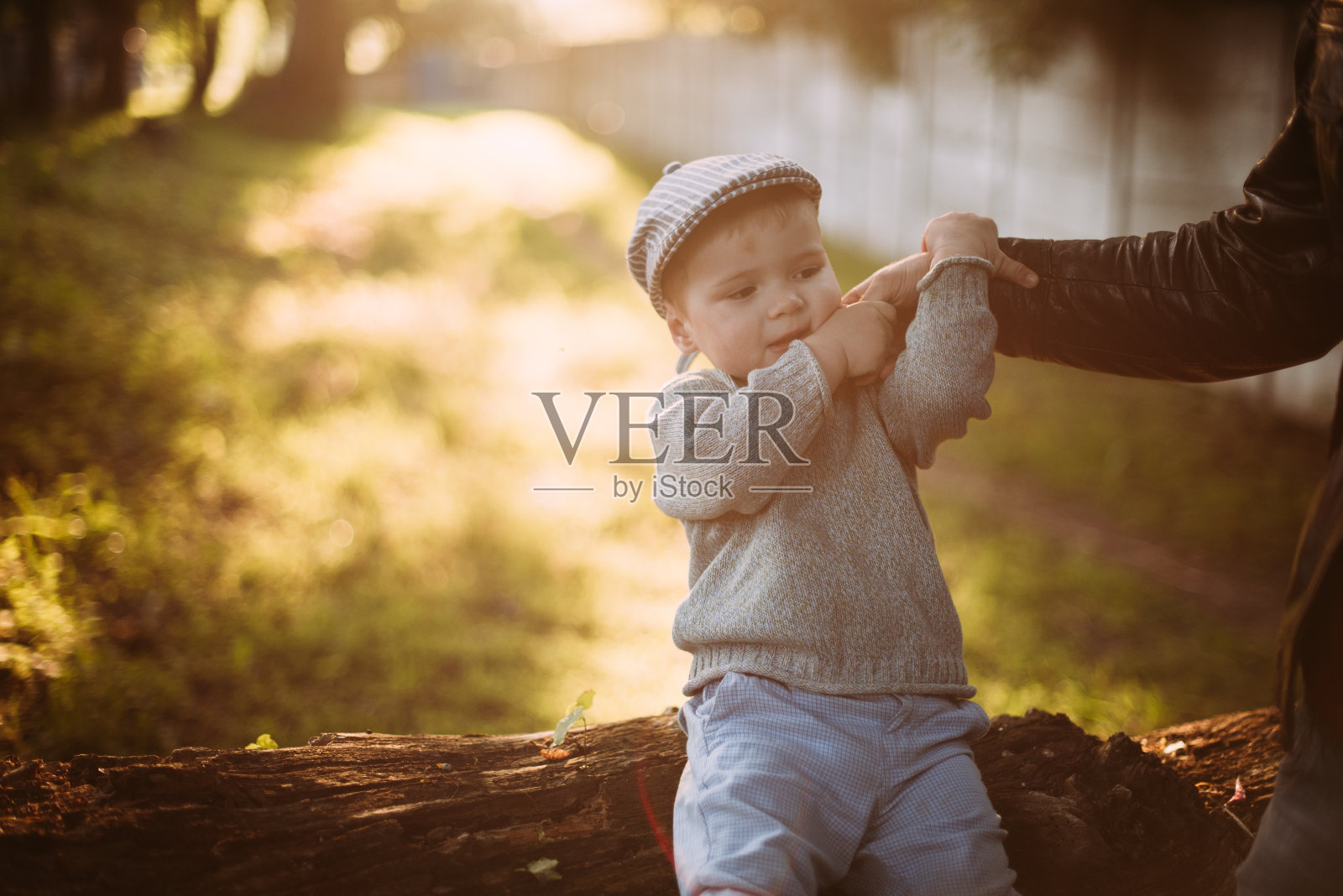 可爱帅气的小男孩1-2岁，在夏天探索大自然，玩得很开心照片摄影图片