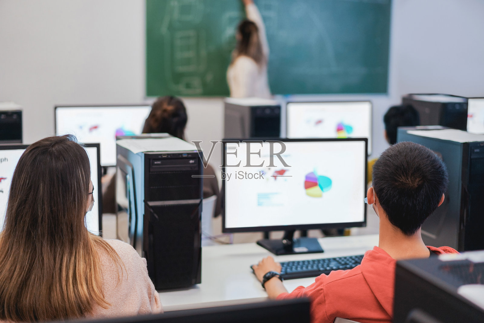 ▽在学校商务课上戴着安全口罩使用电脑的多种族学生们:请集中注意力照片摄影图片