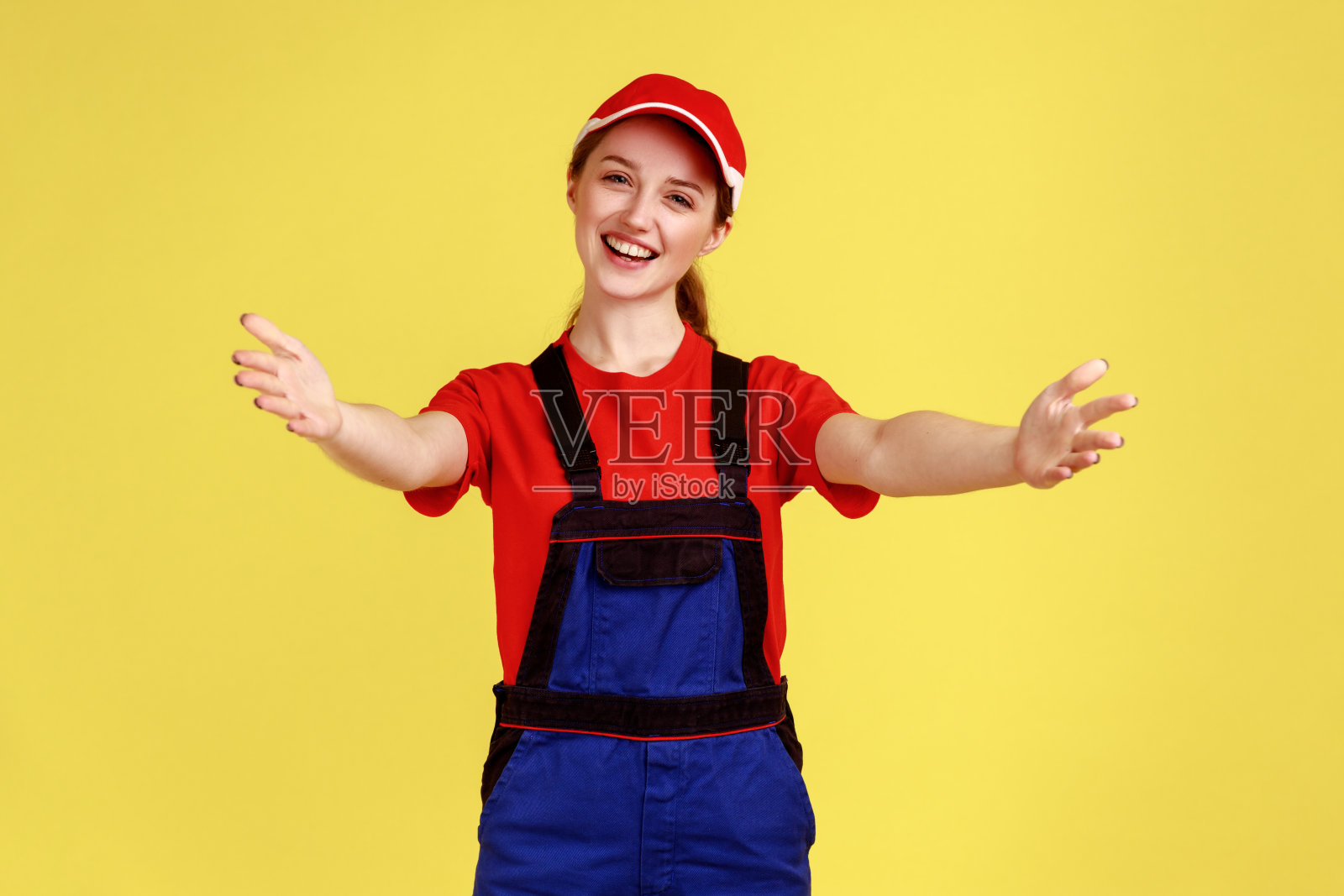 灵巧的女人站着，伸出双手，邀请我拥抱，来到我的怀里。照片摄影图片