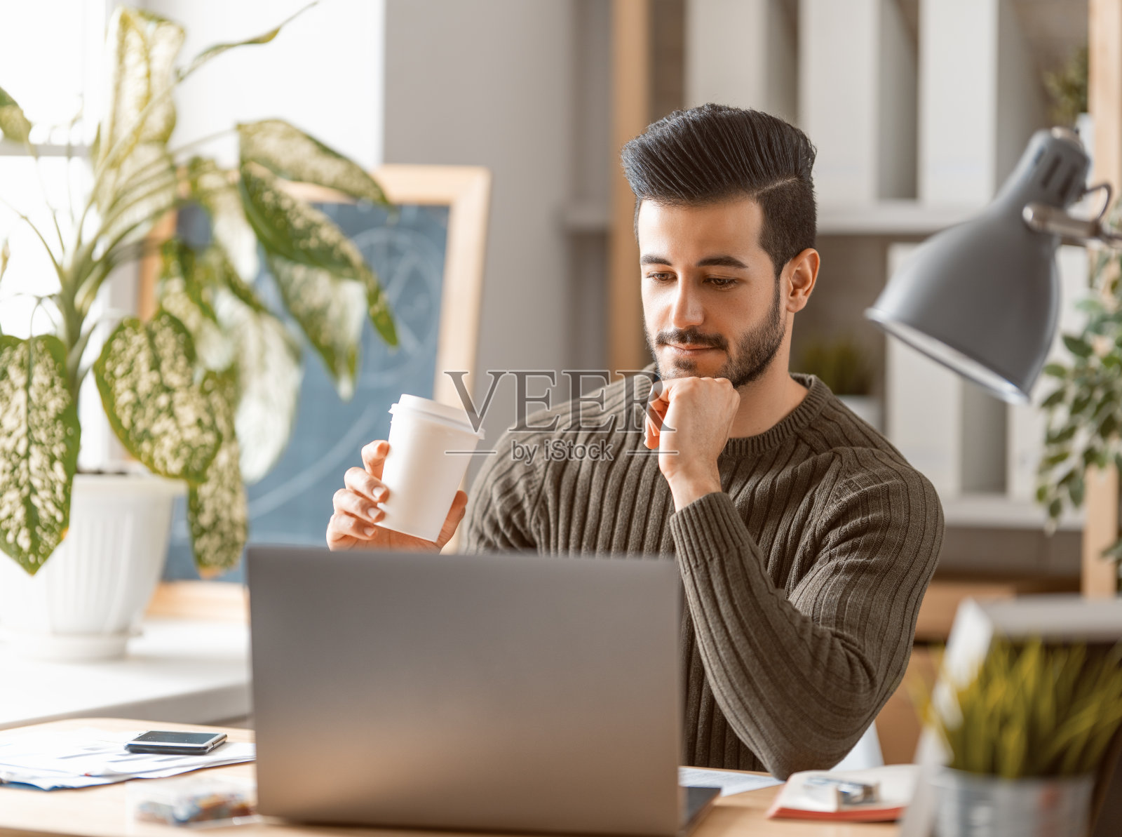 在家用笔记本电脑工作的人。照片摄影图片