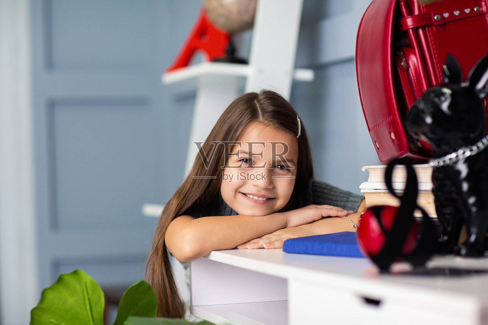 女学生去上学照片摄影图片