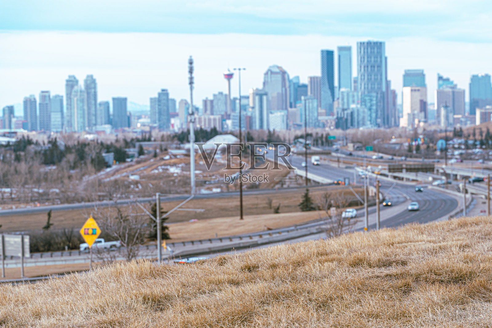 加拿大阿尔伯塔省卡尔加里- 2022年1月29日-市中心商业区卡尔加里天际线照片摄影图片