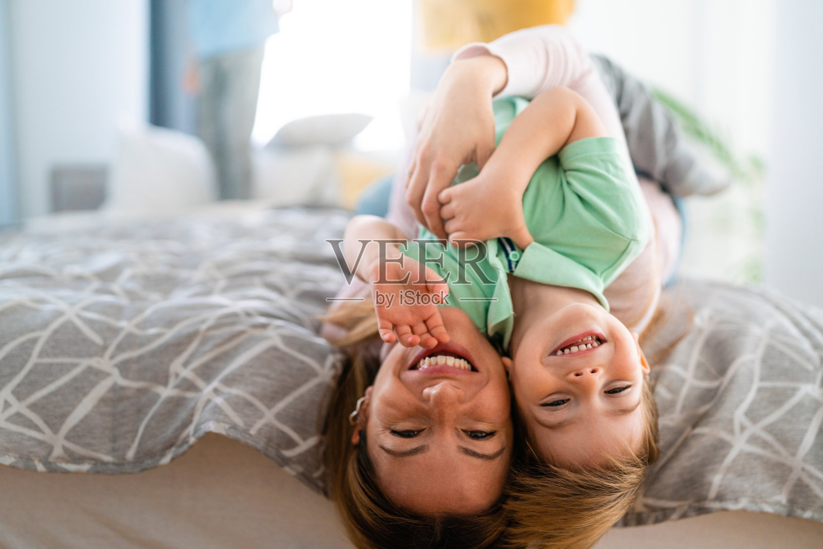 家庭，童年，单亲观念。快乐的女人和小儿子在家里玩得很开心照片摄影图片