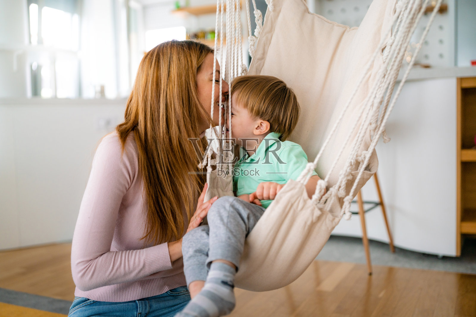 家庭，童年，单亲观念。快乐的女人和小儿子在家里玩得很开心照片摄影图片