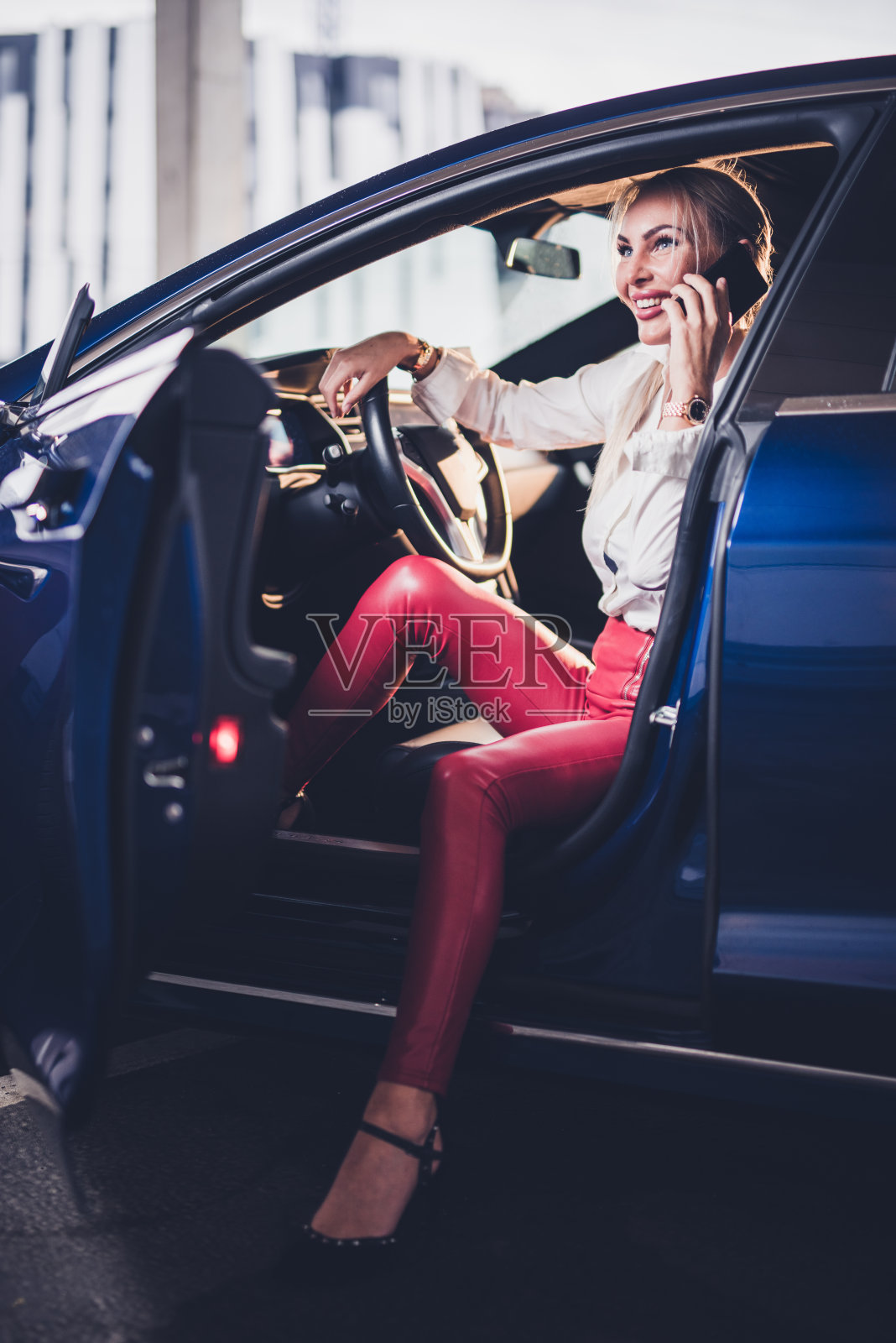 女人坐在车里打电话照片摄影图片