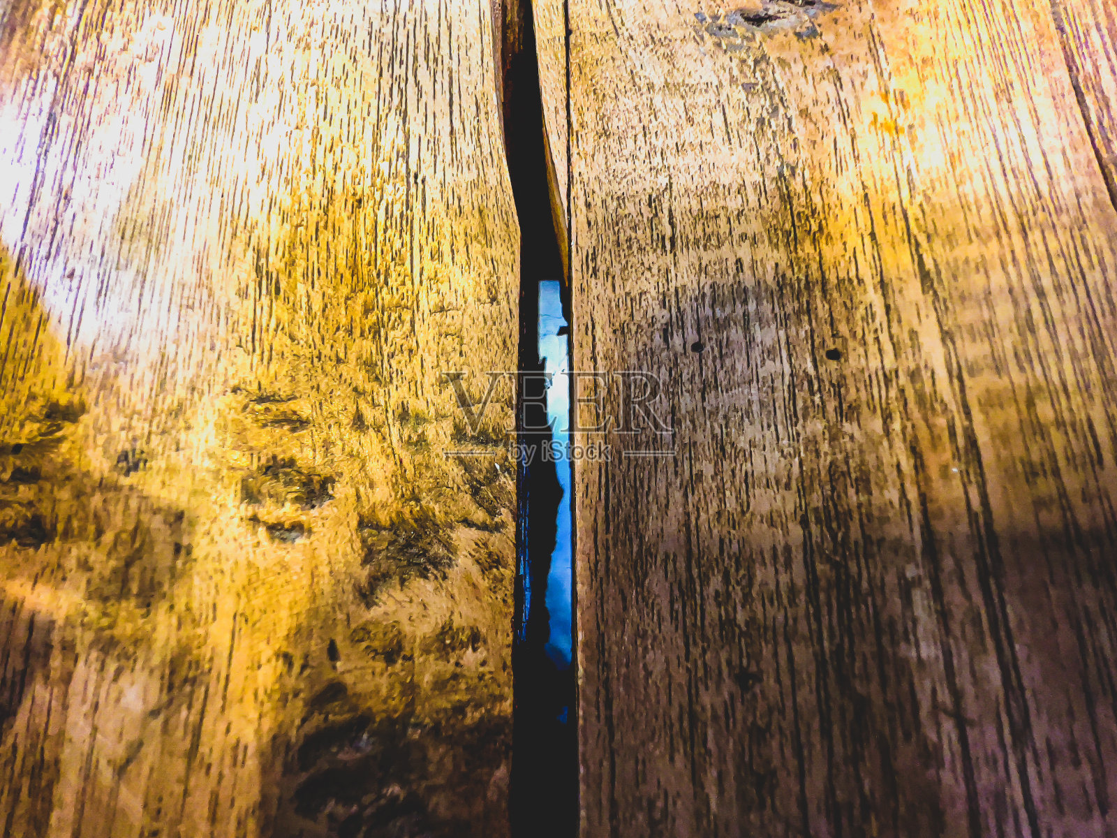 浅色木材与深色纤维的微距图像。照片摄影图片