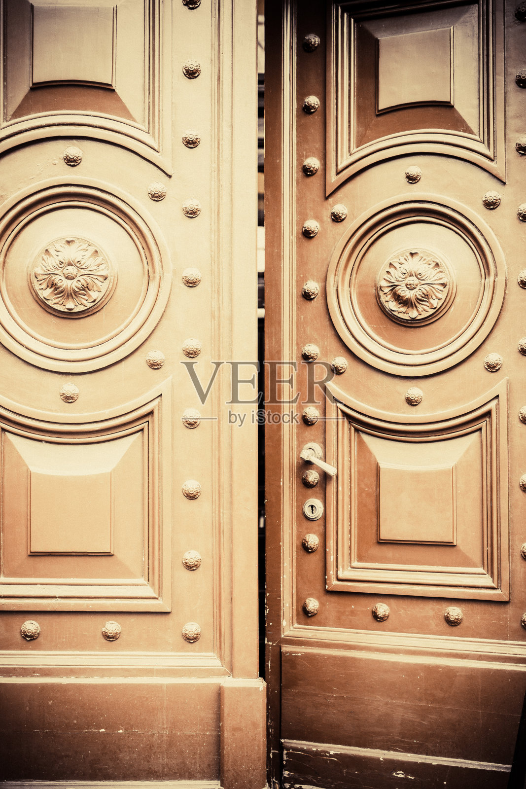 一扇旧公寓的门照片摄影图片