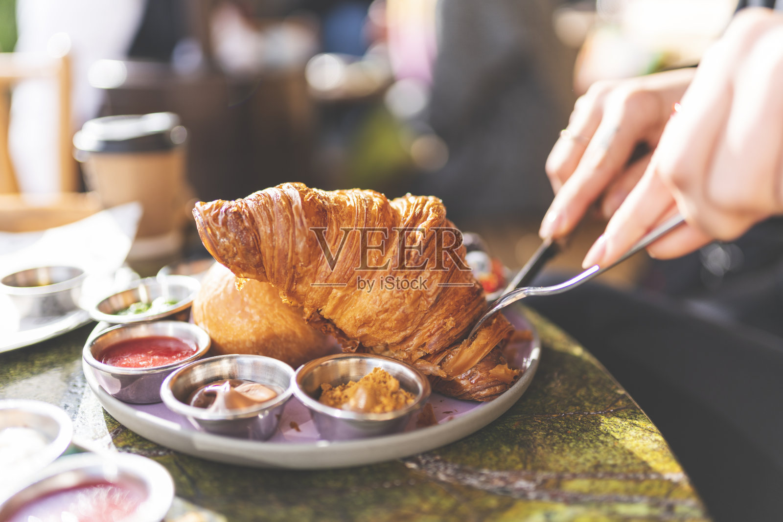 有浆果和果酱的牛角面包图片照片摄影图片