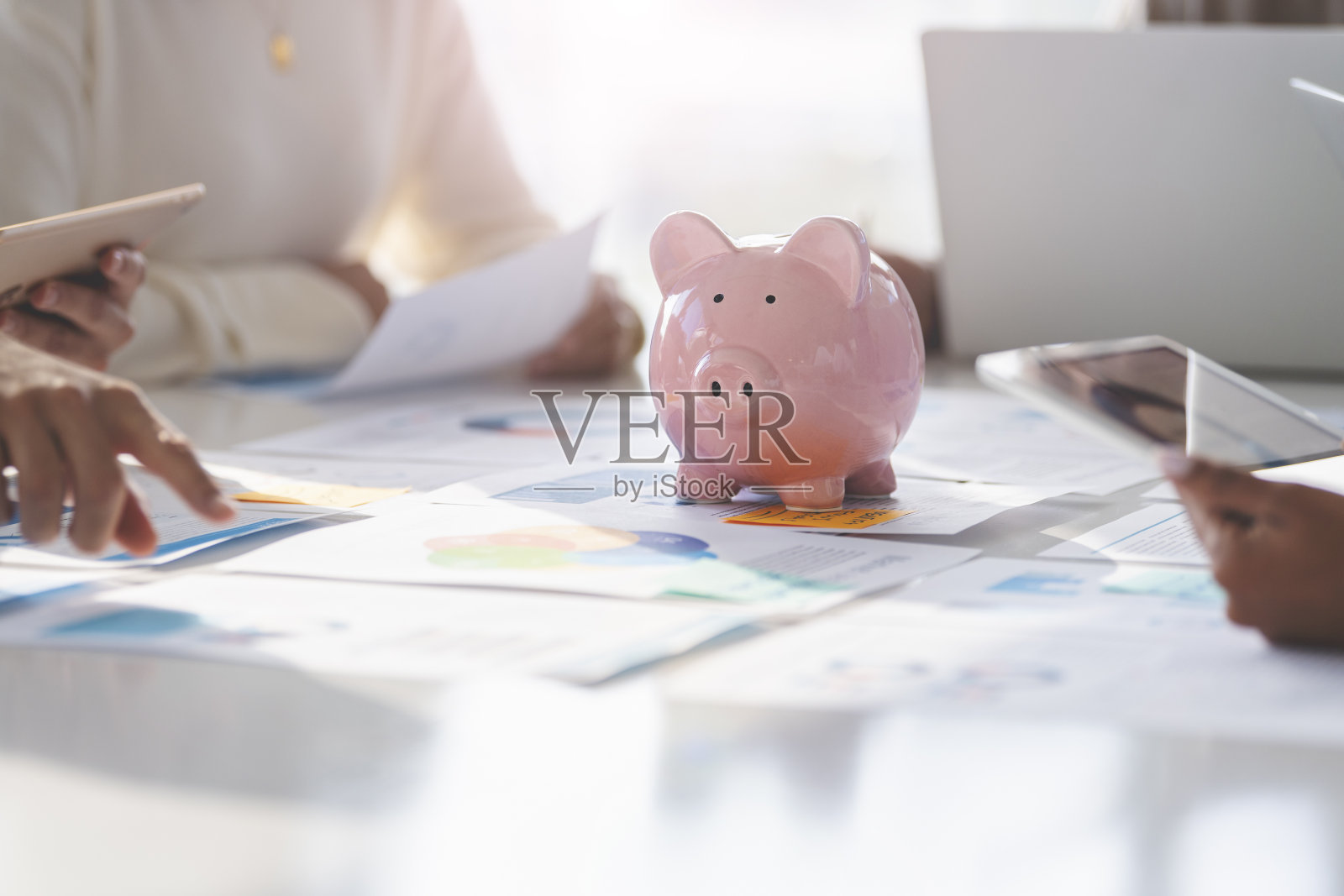 一群拥有储蓄罐的多种族商业人士。有不同种族的人照片摄影图片