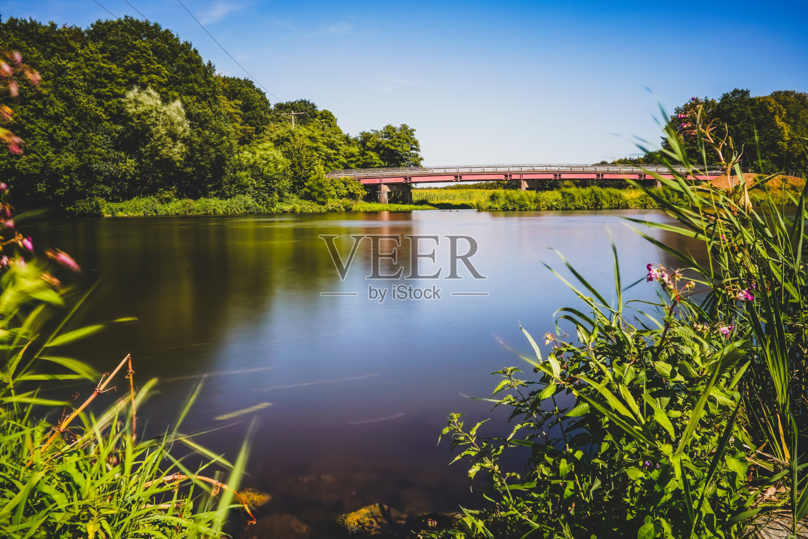 小支流上的桥。照片摄影图片