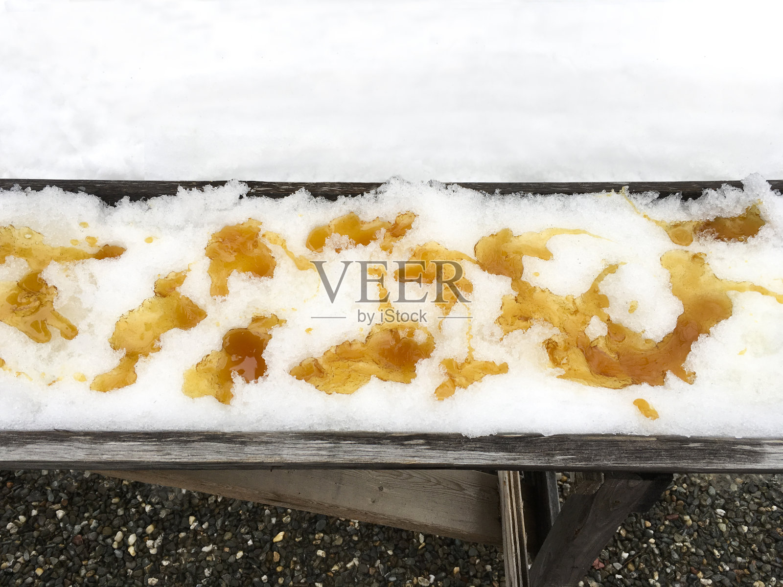 雪上的枫糖太妃糖照片摄影图片