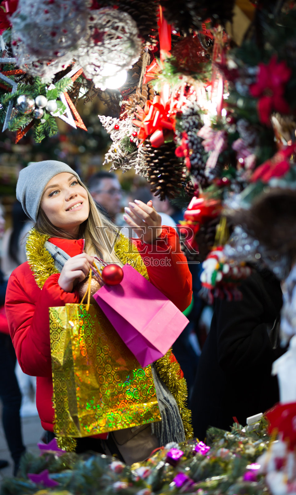 女孩购物圣诞装饰品照片摄影图片