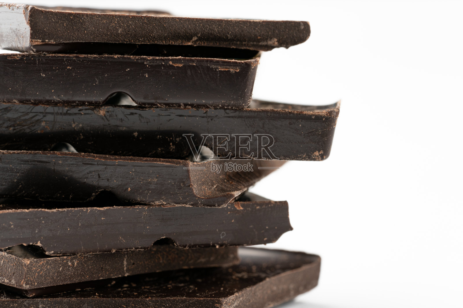 白色背景上的巧克力棒照片摄影图片