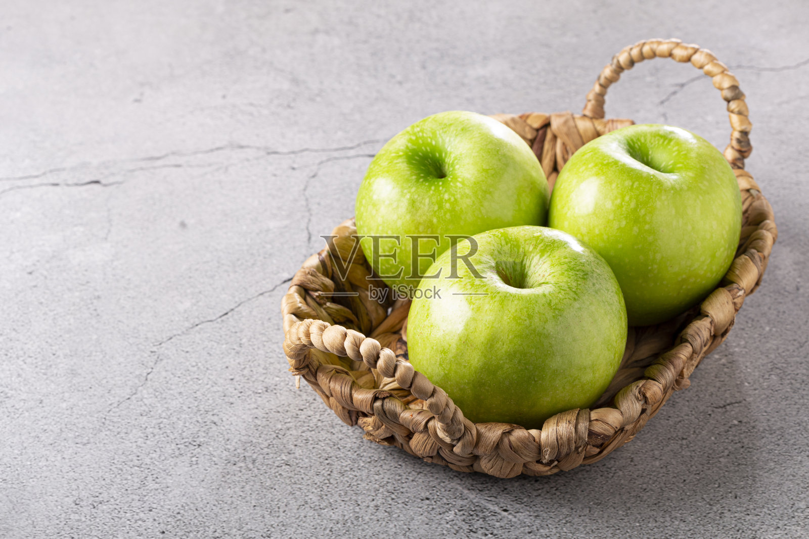 桌子上有青苹果。照片摄影图片