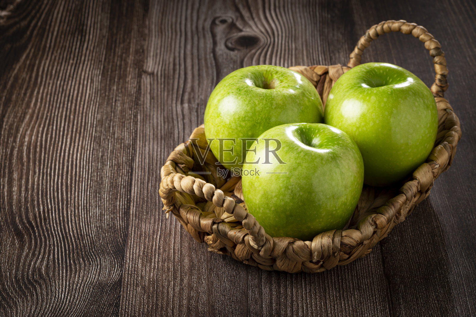 桌子上有青苹果。照片摄影图片
