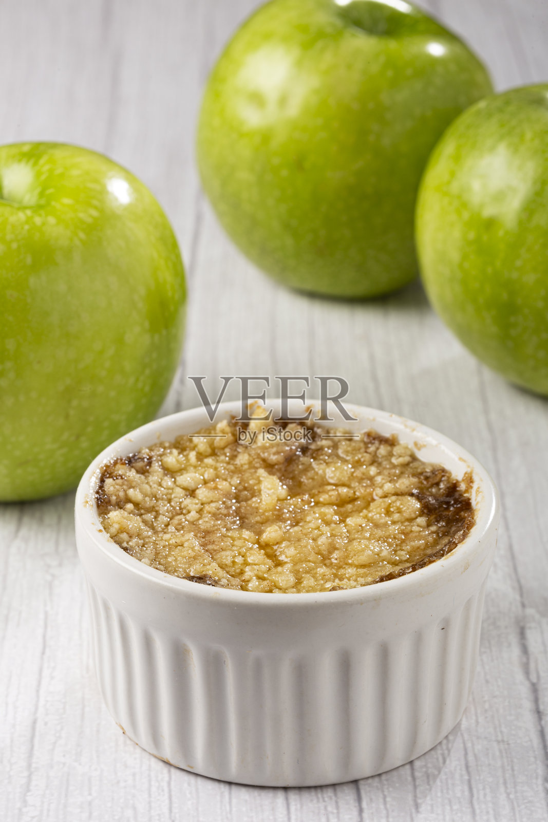 在桌子上，苹果碎在一个模子里。照片摄影图片