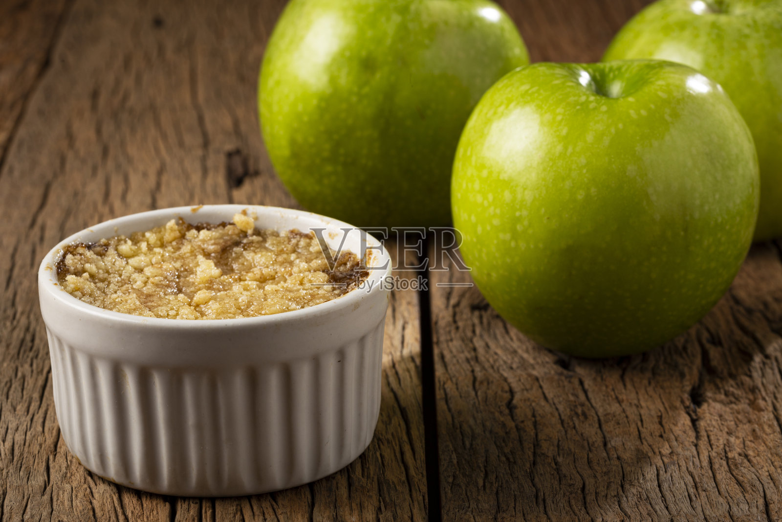 在桌子上，苹果碎在一个模子里。照片摄影图片